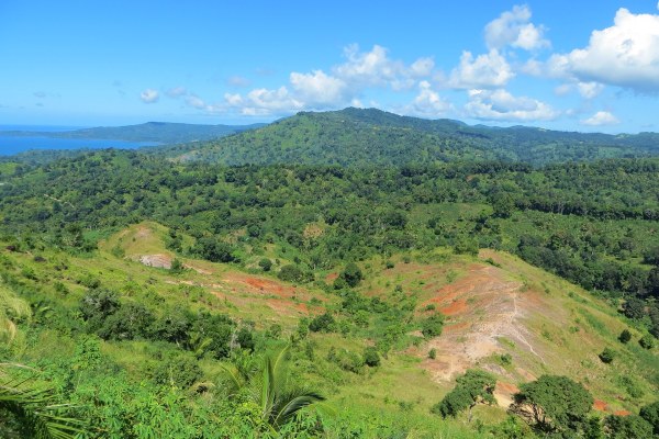 Cuire l'argile plutôt que le calcaire, le ciment LC3 gagne les usines et interroge les sols de Mayotte